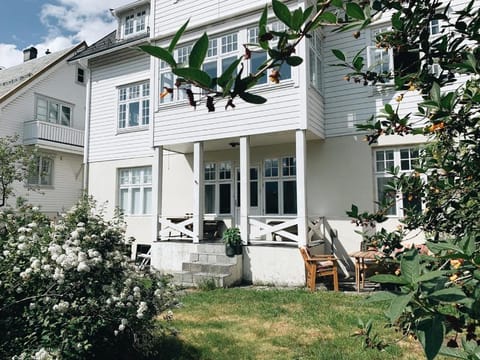 Property building, Patio, Spring, Garden, Balcony/Terrace