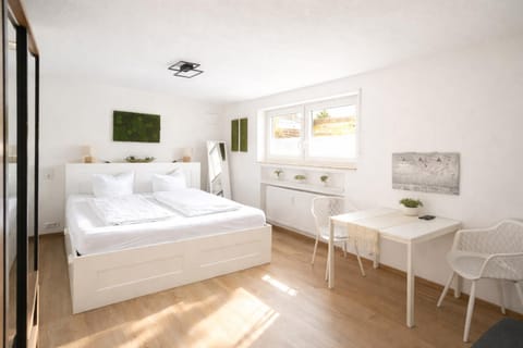 Bed, Living room, Photo of the whole room, Dining area