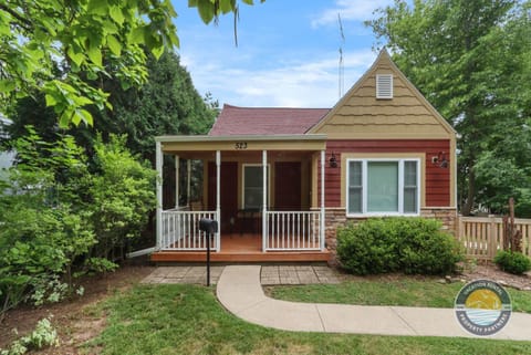 New Pet Friendly Walking Distance to Lake Front House in Lake Geneva