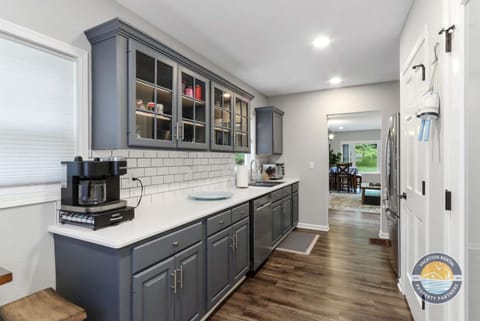 New Pet Friendly Walking Distance to Lake Front House in Lake Geneva