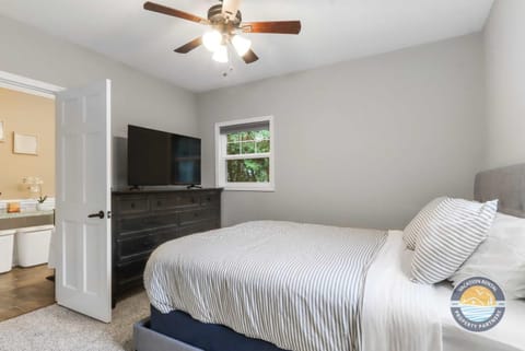 New Pet Friendly Walking Distance to Lake Front House in Lake Geneva