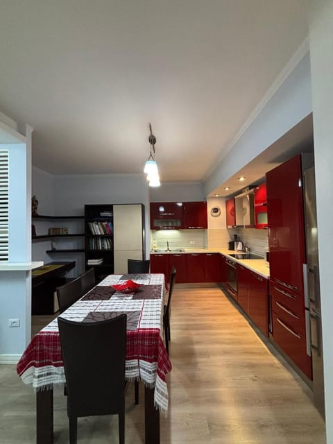 Kitchen or kitchenette, minibar