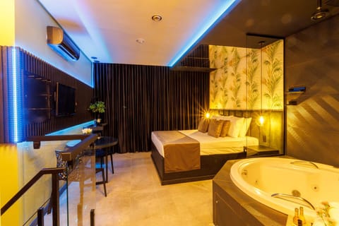 Bed, Hot Tub, Photo of the whole room, Bedroom