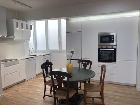 Kitchen or kitchenette, Dining area, dishwasher, minibar, pet friendly, stove, toaster