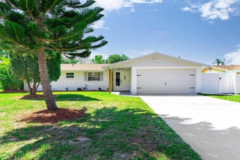 Renovated 3B 2BA, oasis yard Hot tub House in Apollo Beach