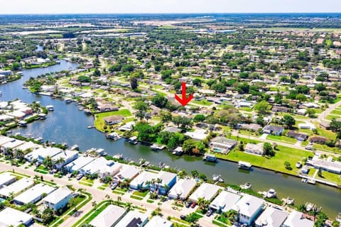 Renovated 3B 2BA, oasis yard Hot tub House in Apollo Beach