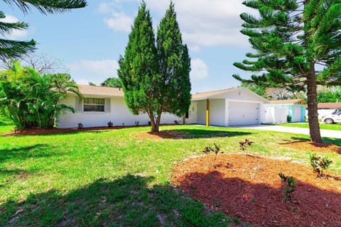 Renovated 3B 2BA, oasis yard Hot tub House in Apollo Beach