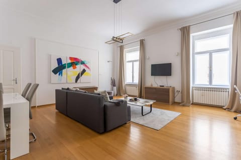 TV and multimedia, Living room, Seating area, air conditioner