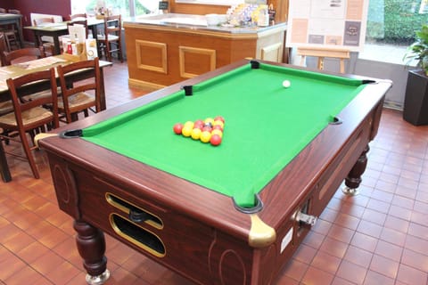 Restaurant/places to eat, Billiard, Lounge or bar