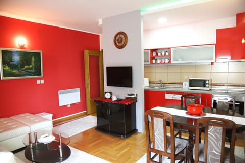 TV and multimedia, Coffee/tea facilities, Kitchen or kitchenette, Living room, Seating area, Dining area, minibar, pet friendly, stove, toaster