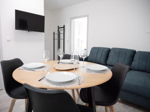 Communal lounge/ TV room, TV and multimedia, Living room, Seating area, Dining area, Evening entertainment