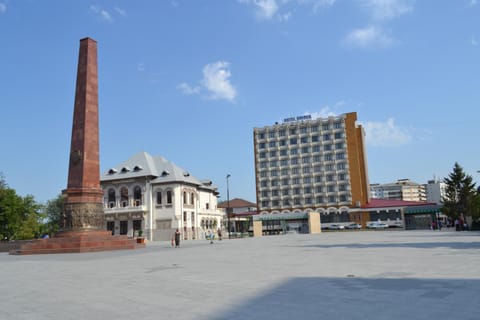 Nearby landmark, Day