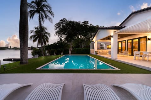 Super Modern Waterfront Paradise Near the Beach House in Aventura