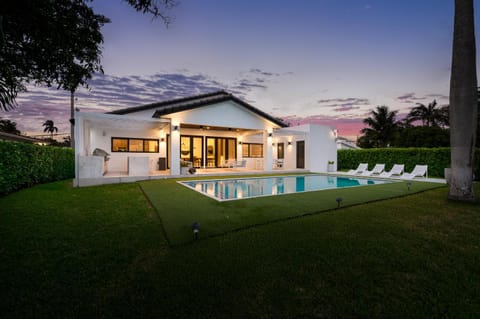 Super Modern Waterfront Paradise Near the Beach House in Aventura