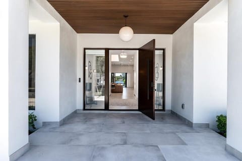 Super Modern Waterfront Paradise Near the Beach House in Aventura