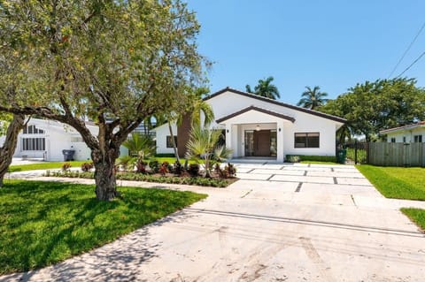 Super Modern Waterfront Paradise Near the Beach House in Aventura