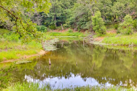 Cozy Oklahoma Retreat with Patio, Fire Pit and Grill! House in Davis