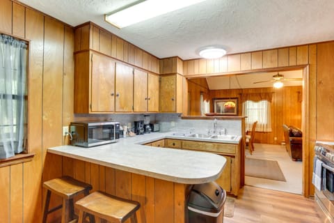 Cozy Oklahoma Retreat with Patio, Fire Pit and Grill! House in Davis