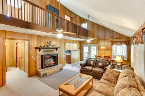 Cozy Oklahoma Retreat with Patio, Fire Pit and Grill! House in Davis