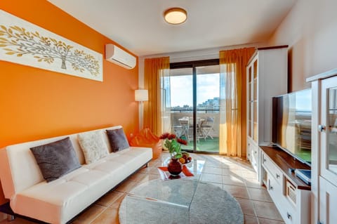 TV and multimedia, Living room, Seating area, Evening entertainment, air conditioner