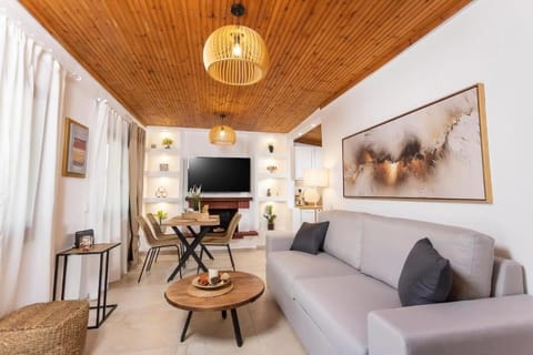 Communal lounge/ TV room, TV and multimedia, Living room, Seating area, Dining area, Evening entertainment
