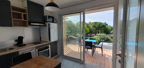 Patio, View (from property/room), Balcony/Terrace, Kitchen or kitchenette, Dining area, minibar, pet friendly