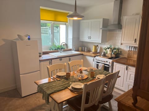 Kitchen or kitchenette, Food and drinks, Seating area, Dining area