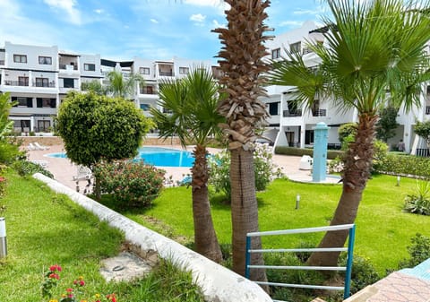 Swimming pool, sunbed