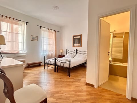 Bed, Bathroom, Photo of the whole room, Bath
