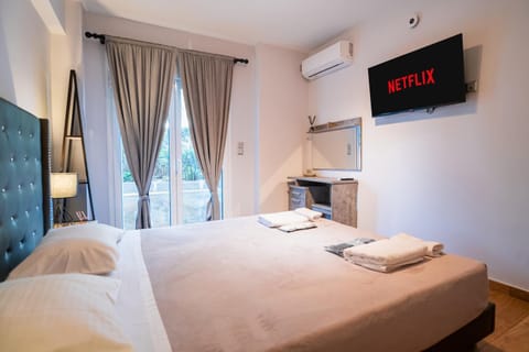 Bed, TV and multimedia, Photo of the whole room, Bedroom, towels, air conditioner