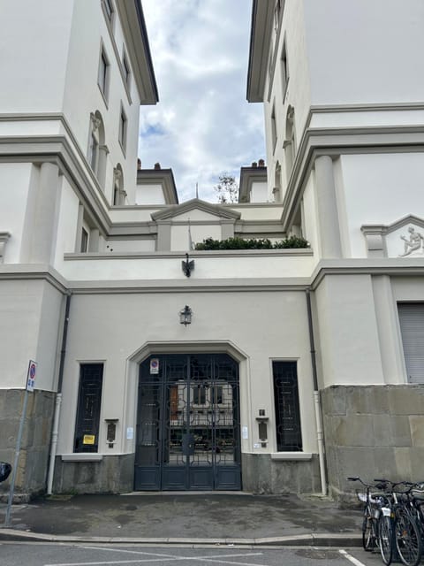 Property building, Facade/entrance, Day