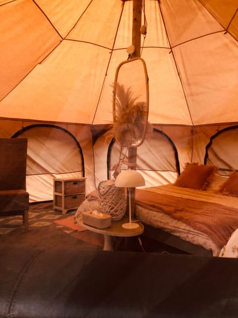 Bed, Living room, Photo of the whole room, Seating area, Bedroom