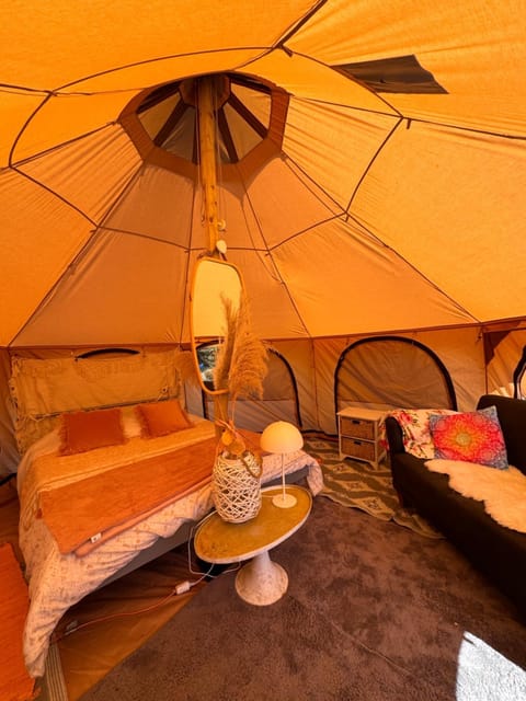 Bed, Living room, Photo of the whole room, Seating area, Bedroom