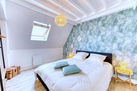 Photo of the whole room, Bedroom