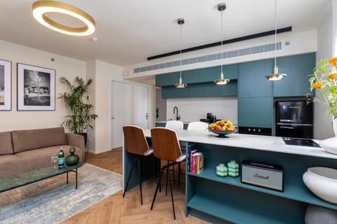 Kitchen or kitchenette, Living room, Seating area, Dining area