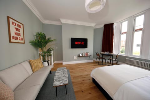 Bed, TV and multimedia, Living room, Photo of the whole room, Seating area, Dining area, Bedroom