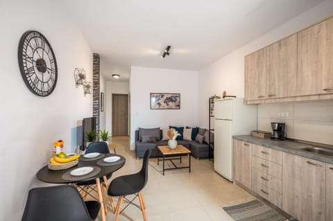 Kitchen or kitchenette, Seating area