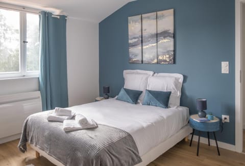 Bed, Photo of the whole room, Bedroom, towels