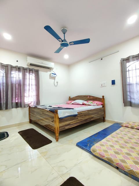 Bed, Photo of the whole room, Bedroom, bunk bed, fireplace, air conditioner