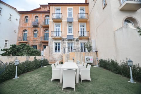 Property building, Garden, Dining area, Garden view