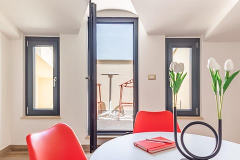 Bed, Living room, Photo of the whole room, Seating area, Dining area, Bedroom