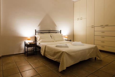 Bed, Bedroom, towels, wardrobe