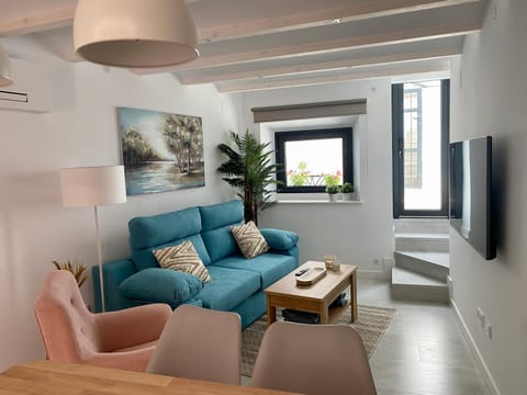 Communal lounge/ TV room, TV and multimedia, Seating area, locker, locker