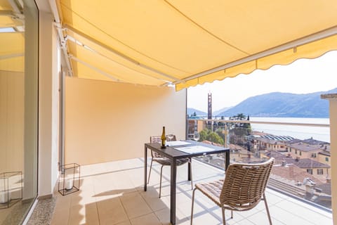 View (from property/room), Balcony/Terrace, Lake view, Mountain view