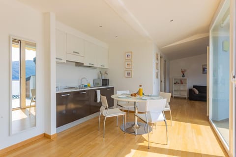 Kitchen or kitchenette, Dining area, stove