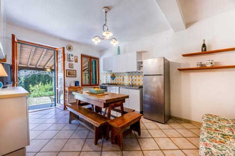 Kitchen or kitchenette, Dining area, stove