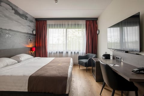 Bed, TV and multimedia, Bedroom