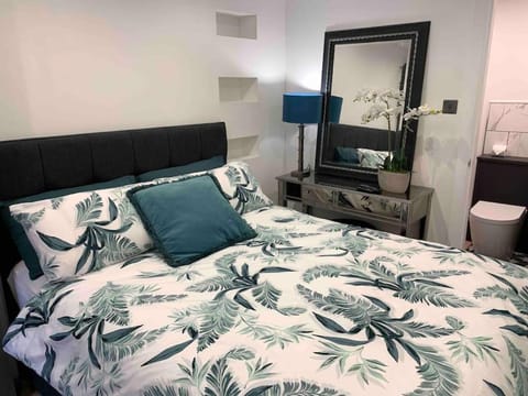 Private entrance 1 bed studio Salford - Perfect location for Concerts, RHS Gardens, Manchester City Centre and Salford Quays Apartment in Salford