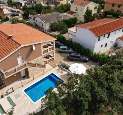 Property building, Neighbourhood, Bird's eye view, Swimming pool, Swimming pool, Parking