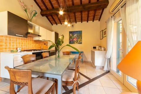 Kitchen or kitchenette, Dining area, minibar, stove